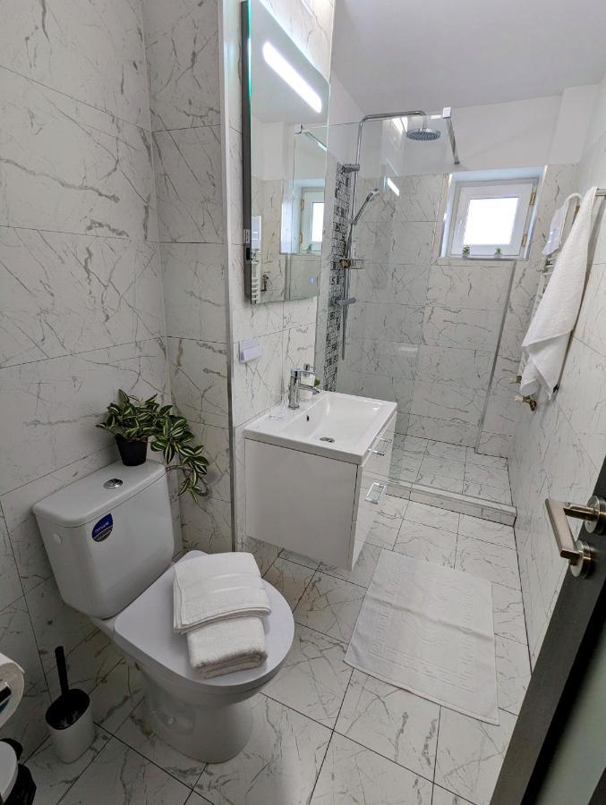 Sebastian Studio Apartment Bukarest Exteriör bild