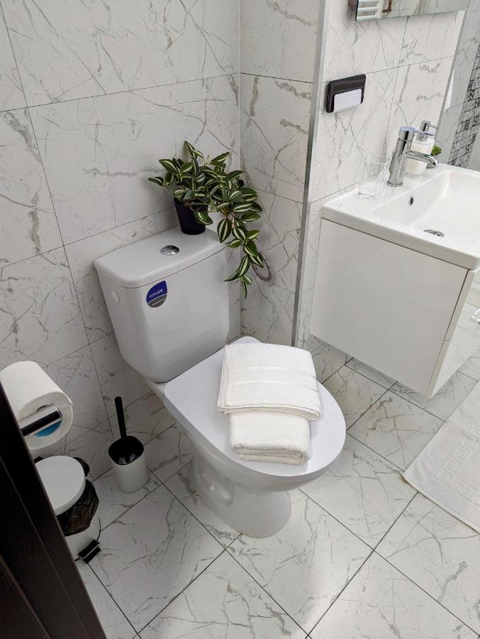 Sebastian Studio Apartment Bukarest Exteriör bild