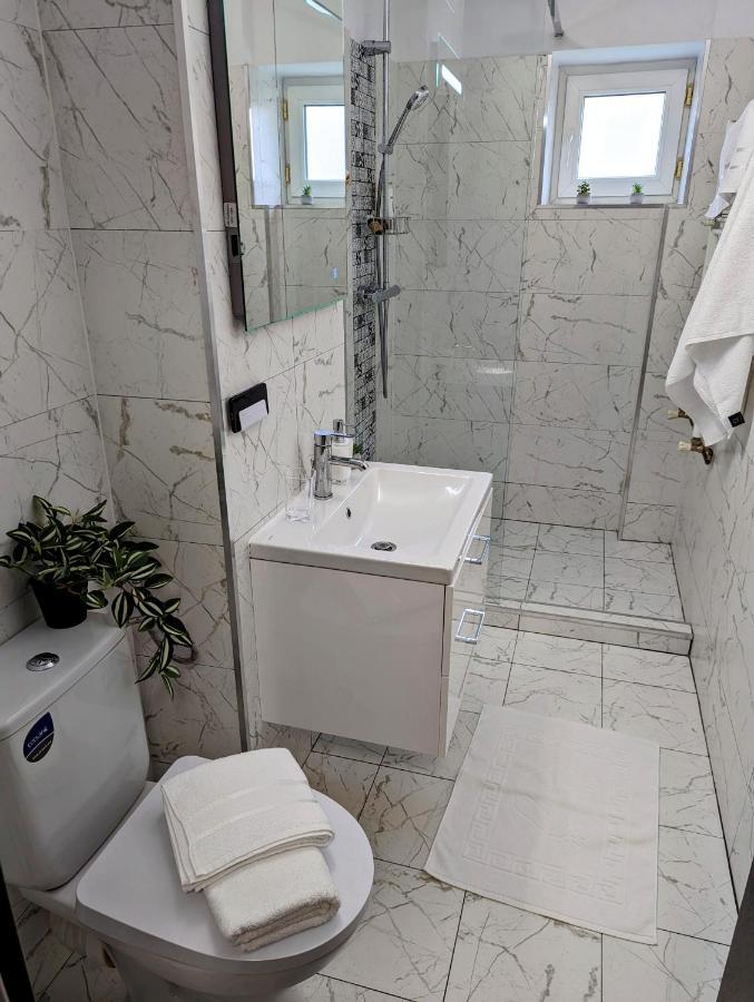 Sebastian Studio Apartment Bukarest Exteriör bild